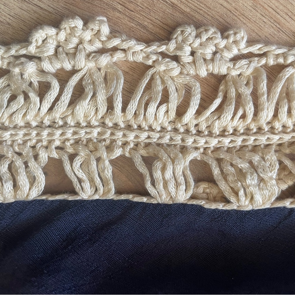 Um gee size M Navy and Cream Crochet Trim Top - Picture 5 of 5